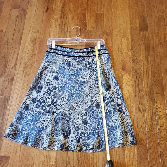 Ann Taylor flowey fully lined skirt with velvet detail. Size 2 petite. - Picture 3 of 4